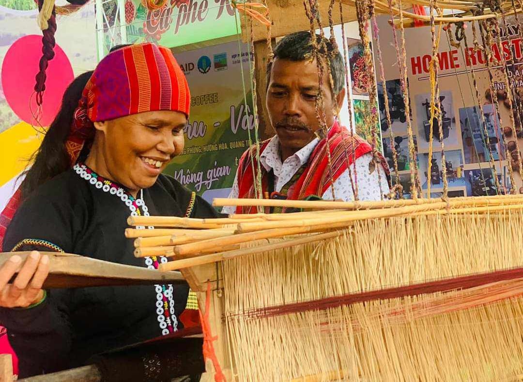 (bài Chuyên đề BDT Quảng Trị): Thổi hồn vào thổ cẩm để làm giàu (bài Chuyên đề BDT Quảng Trị): Thổi hồn vào thổ cẩm để làm giàu