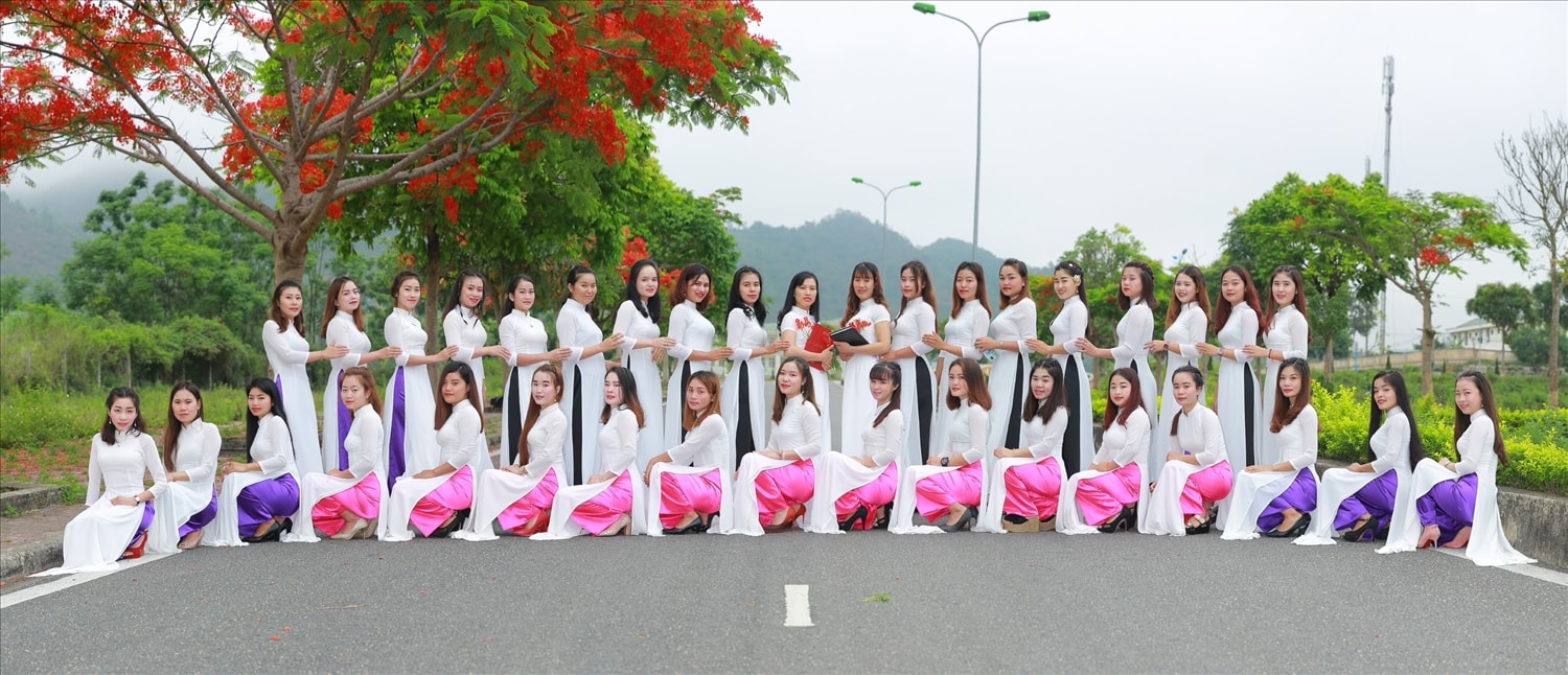 Lưu học sinh Lào ngành Mầm non chụp ảnh kỉ yếu trong trang phục truyền thống Việt Nam năm học 2022 tại Lai Châu. Lưu học sinh Lào ngành Mầm non chụp ảnh kỉ yếu trong trang phục truyền thống Việt Nam năm học 2022 tại Lai Châu.
