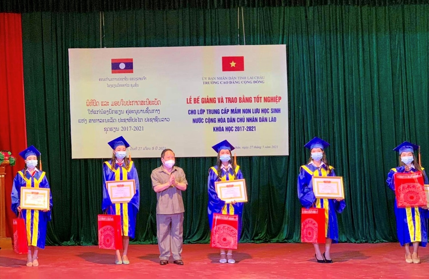 Lễ trao bằng tốt nghiệp cho lưu học sinh Lào của Trường Cao đẳng cộng đồng Lai Châu. Lễ trao bằng tốt nghiệp cho lưu học sinh Lào của Trường Cao đẳng cộng đồng Lai Châu.