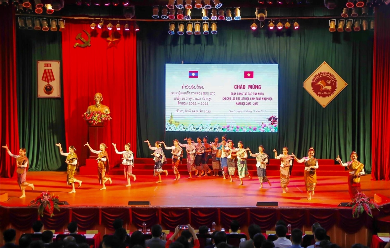 Chương trình văn nghệ chào mừng Đoàn công tác Lào đưa học sinh sang nhập học tại Sơn La Chương trình văn nghệ chào mừng Đoàn công tác Lào đưa học sinh sang nhập học tại Sơn La