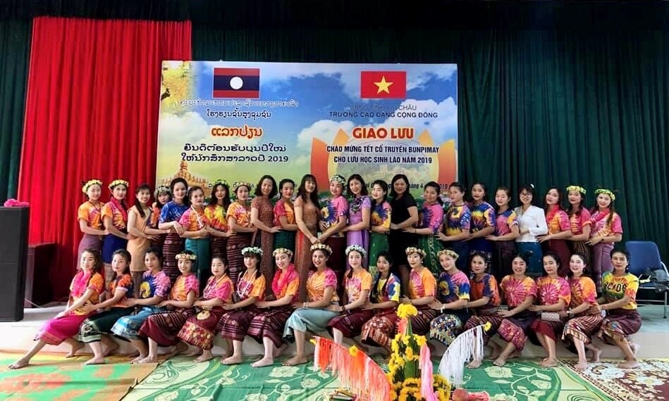 Tổ chức Tết truyền thống Bunpimay cho lưu học sinh Lào tại Trường Cao đẳng cộng đồng Lai Châu. Lưu học sinh Lào tại Chương trình giao lưu chào mừng Tết truyền thống Bunpimay cho lưu học sinh Lào tại Trường Cao đẳng cộng đồng Lai Châu.