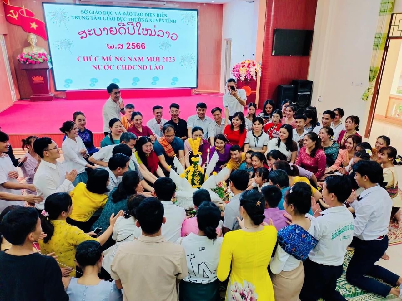 Tổ chức Tết truyền thống Bunpimay cho lưu học sinh Lào tại Trung tâm Giáo dục thường xuyên tỉnh Điện Biên. Tổ chức Tết truyền thống Bunpimay cho lưu học sinh Lào tại Trung tâm Giáo dục thường xuyên tỉnh Điện Biên.