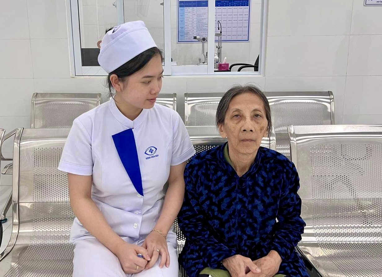 Một bệnh nhân có hoàn cảnh khó khăn được mổ mắt miễn phí