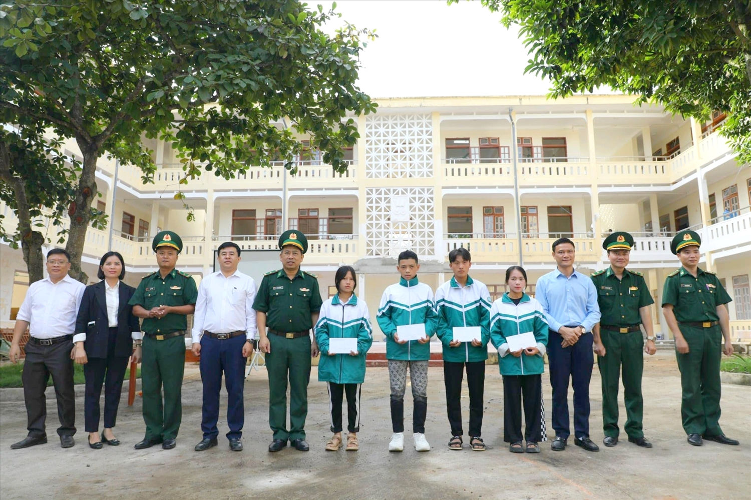Cán bộ Đồn Biên phòng Chiềng Sơn trao kinh phí hỗ trợ cho các em học sinh trong Chương trình “Nâng bước em tới trường”. Cán bộ Đồn Biên phòng Chiềng Sơn trao kinh phí hỗ trợ cho các em học sinh trong Chương trình “Nâng bước em tới trường”.