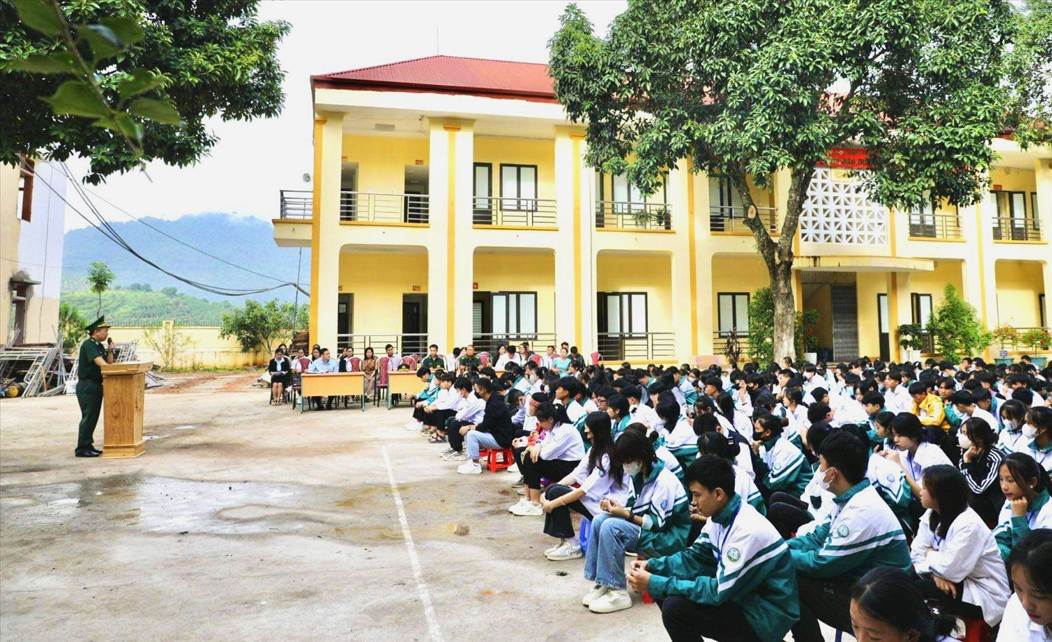 Thiếu tá Mai Thế Cảnh, Chính trị viên Đồn Biên phòng Chiềng Sơn thông tin những kiến thức pháp luật cơ bản cho các em học sinh. Thiếu tá Mai Thế Cảnh, Chính trị viên Đồn Biên phòng Chiềng Sơn thông tin những kiến thức pháp luật cơ bản cho các em học sinh.