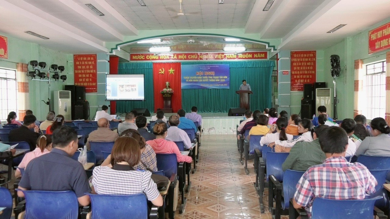 Tổ chức các Hội nghị tuyên truyền là một trong những giải pháp mang lại hiệu quả và nhận được sự quan tâm, đồng thuận của người dân nhằm giảm thiểu tình trạng TH&HNCHT