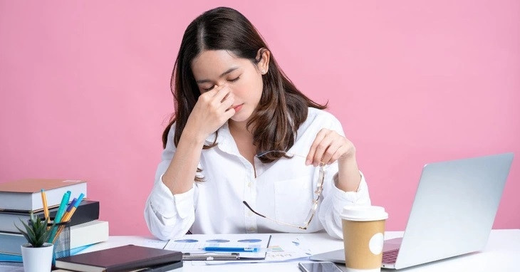 Một trong số những yếu tố nguy cơ gây chảy máu cam ở người lớn là do căng thẳng và lo âu mãn tính