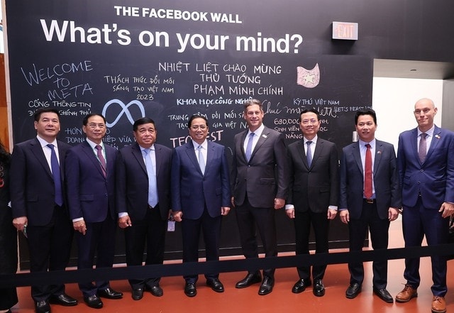 Thủ tướng Phạm Minh Chính cùng các đại biểu trước tấm bảng ghi rõ các đối tác quan trọng và hoạt động hợp tác nổi bật của Meta tại Việt Nam, trong đó có Cổng Thông tin điện tử Chính phủ - Ảnh: VGP/Nhật Bắc Thủ tướng Phạm Minh Chính cùng các đại biểu trước tấm bảng ghi rõ các đối tác quan trọng và hoạt động hợp tác nổi bật của Meta tại Việt Nam, trong đó có Cổng Thông tin điện tử Chính phủ - Ảnh: VGP/Nhật Bắc