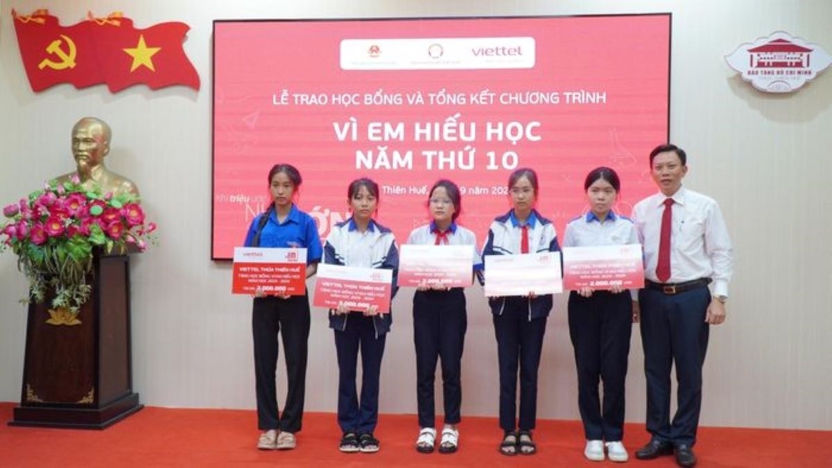 Ban Tổ chức trao học bổng cho các em học sinh Ban Tổ chức trao học bổng cho các em học sinh