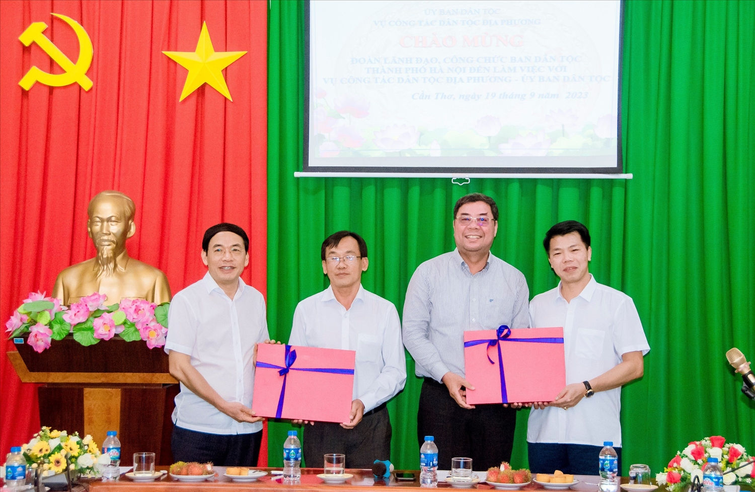 Đại diện đoàn công tác trao quà lưu niệm đến Ban Dân tộc TP. Cần Thơ và Vụ công tác Dân tộc. địa phương  (bộ phận tại Cần Thơ)