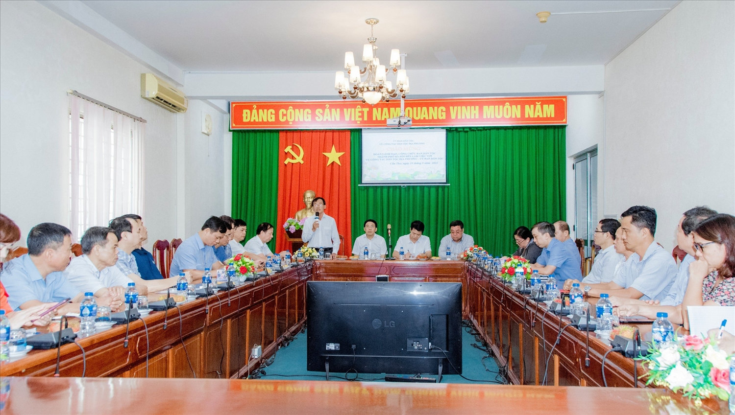 Ông Hồ Văn Phương,  Phó trưởng Ban Dân tộc TP. Cần Thơ trao đổi cùng đàn công tác 