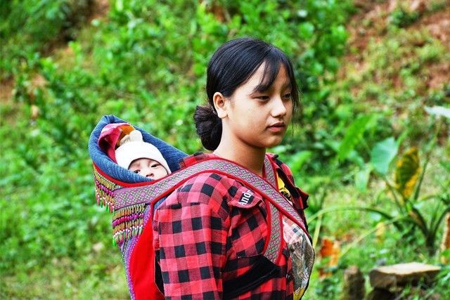 Bé gái người dân tộc Mông ở Mường Lát sớm thành vợ, thành mẹ vì hủ tục tảo hôn