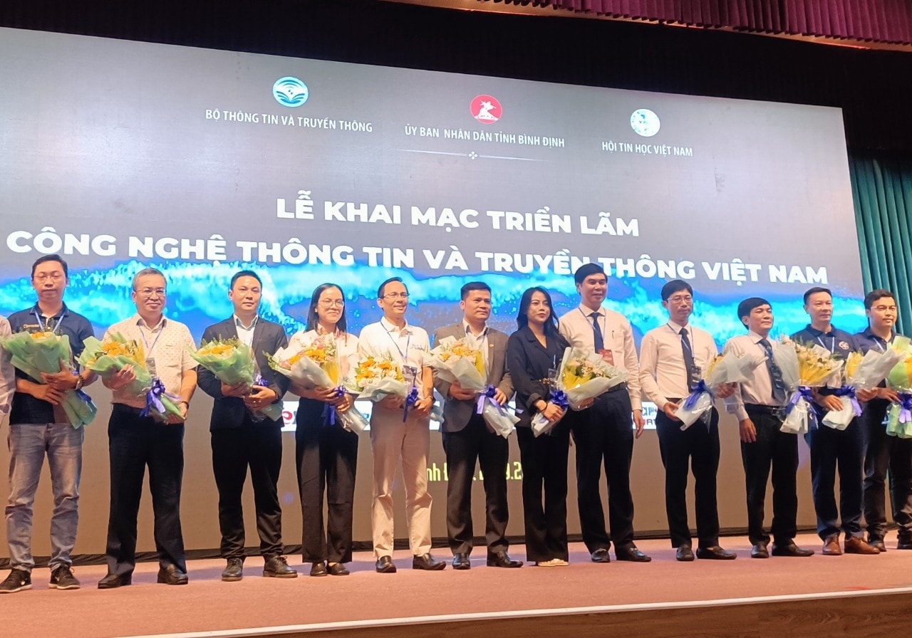 Tặng hoa cho các đơn vị tham gia triển lãm