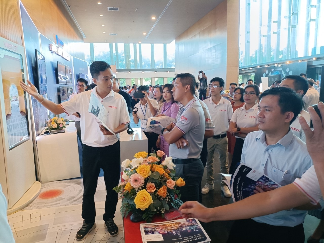 Nhiều đơn vị trưng bày với các gian hàng sản phẩm, phần mềm, hạ tầng mạng công nghệ thông tin, viễn thông, giải pháp chuyển đổi số