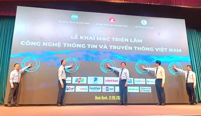 Các đại biểu thực hiện nghi thức Khai mạc triển lãm