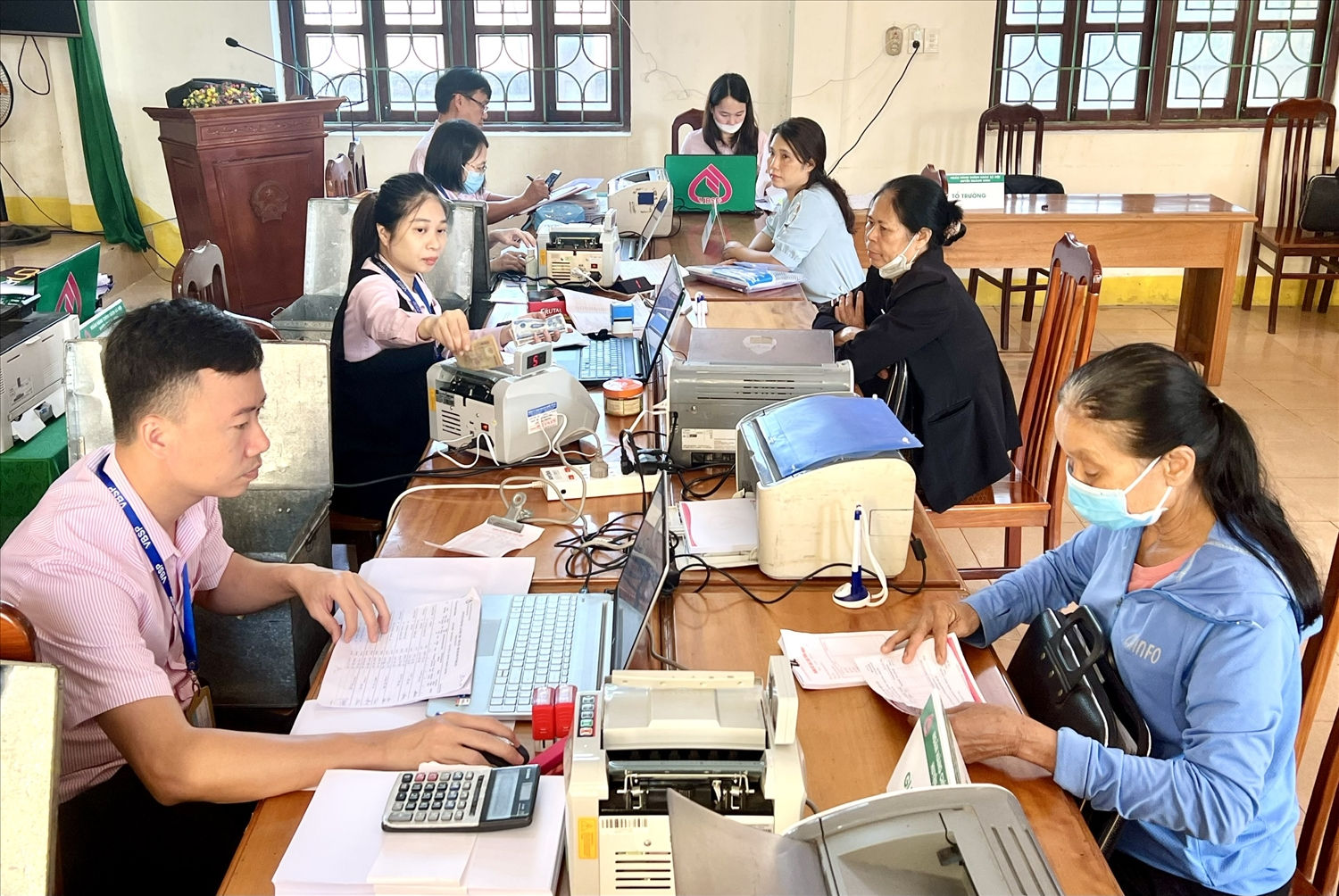 Nhiều hộ gia đình làm thủ tục nhận vốn vay chương trình HSSV ngay tại Điểm giao dịch xã