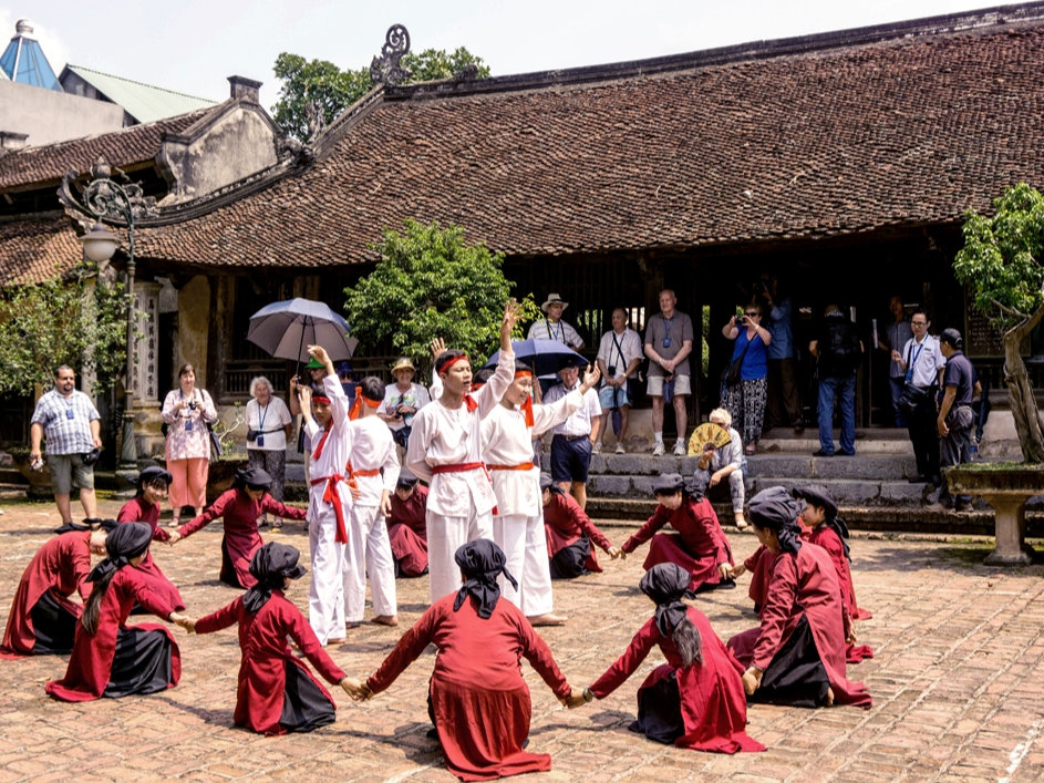 Khám phá đình Hùng Lô, du khách còn có thể được nghe hát Xoan, một di sản văn hóa phi vật thể của nhân loai. Bạn hãy một lần đến và trải nghiệm.