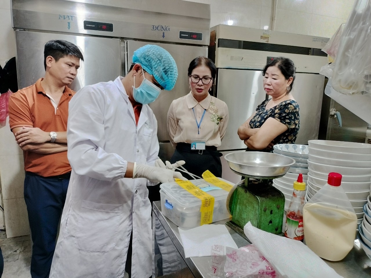 Lực lượng chức năng lấy mẫu bánh mì Phượng đưa đi xét nghiệm 