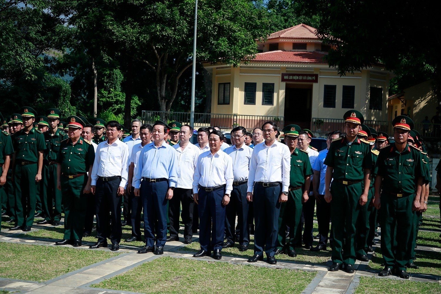 Phó Thủ tướng Trần Hồng Hà dự lễ chào cờ tại Cột cờ Lũng Pô-nơi con sông Hồng chảy vào đất Việt Phó Thủ tướng Trần Hồng Hà và các đại biểu dự lễ chào cờ tại Cột cờ Lũng Pô-nơi con sông Hồng chảy vào đất Việt