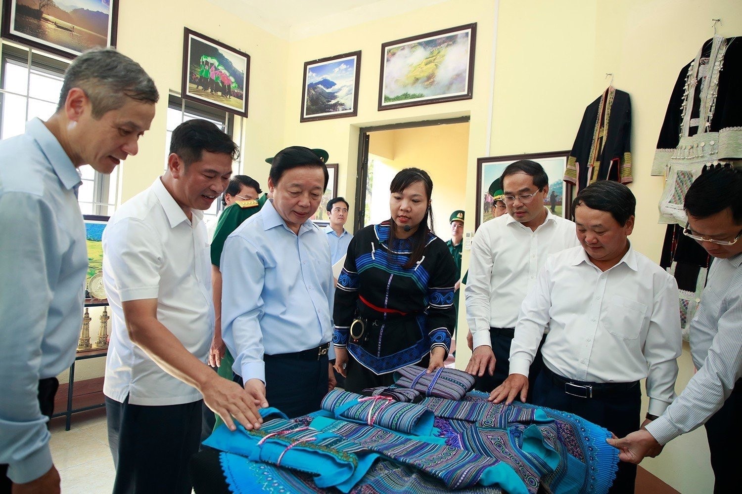 Phó Thủ tướng và đoàn công tác tham quan gian hàng trưng bày sản phẩm của huyện Bát Xát trong Nhà lưu niệm Cột cờ Lũng Pô Phó Thủ tướng và đoàn công tác tham quan gian hàng trưng bày sản phẩm của huyện Bát Xát trong Nhà lưu niệm Cột cờ Lũng Pô