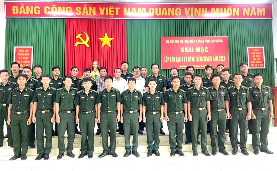 Các học viên chụp ảnh lưu niệm cùng Ban Tổ chức lớp học Các học viên chụp ảnh lưu niệm cùng Ban Tổ chức lớp học
