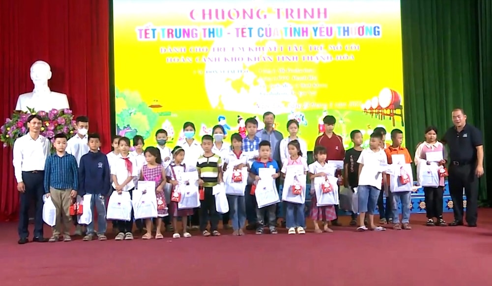 Đại diện lãnh đạo các sở, ngành tỉnh Thanh Hóa và nhà tài trợ trao quà cho học sinh Đại diện lãnh đạo các sở, ngành tỉnh Thanh Hóa và nhà tài trợ trao quà cho học sinh