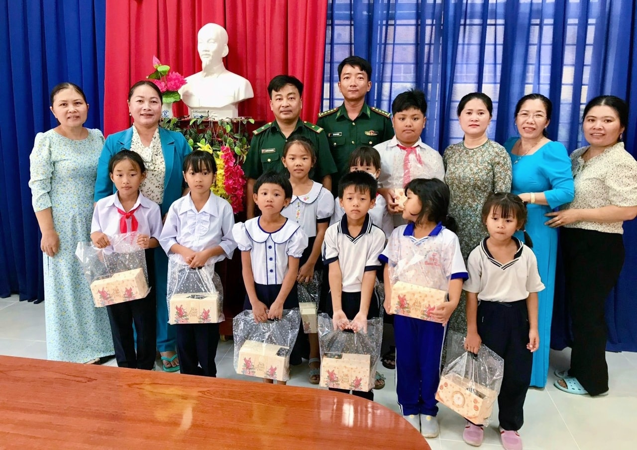 Đồn Biên phòng Phước Phước Thuận, phối hợp với Hội LHPN xã Bưng Riềng tặng quà trung thu cho các em học sinh có hoàn cảnh khó khăn tại Trường tiểu học Bưng Riềng, huyện Xuyên Mộc, tỉnh Bà Rịa-Vũng Tàu Đồn Biên phòng Phước Phước Thuận, phối hợp với Hội LHPN xã Bưng Riềng tặng quà trung thu cho các em học sinh có hoàn cảnh khó khăn tại Trường tiểu học Bưng Riềng, huyện Xuyên Mộc, tỉnh Bà Rịa-Vũng Tàu