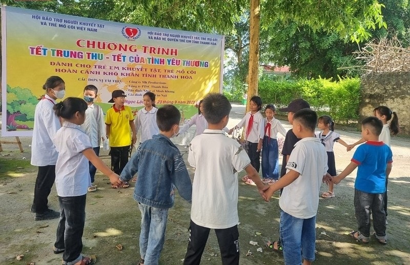 Học sinh hào hứng tham gia trò chơi Học sinh hào hứng tham gia trò chơi