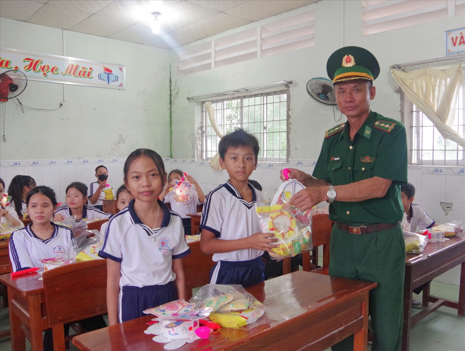 Trung tá Võ Minh Đương, Phó Chủ nhiệm Chính trị BĐBP tỉnh Cà Mau tặng những phần quà Tết Trung thu cho các em học sinh trường Tiểu học 2 Đông Hưng