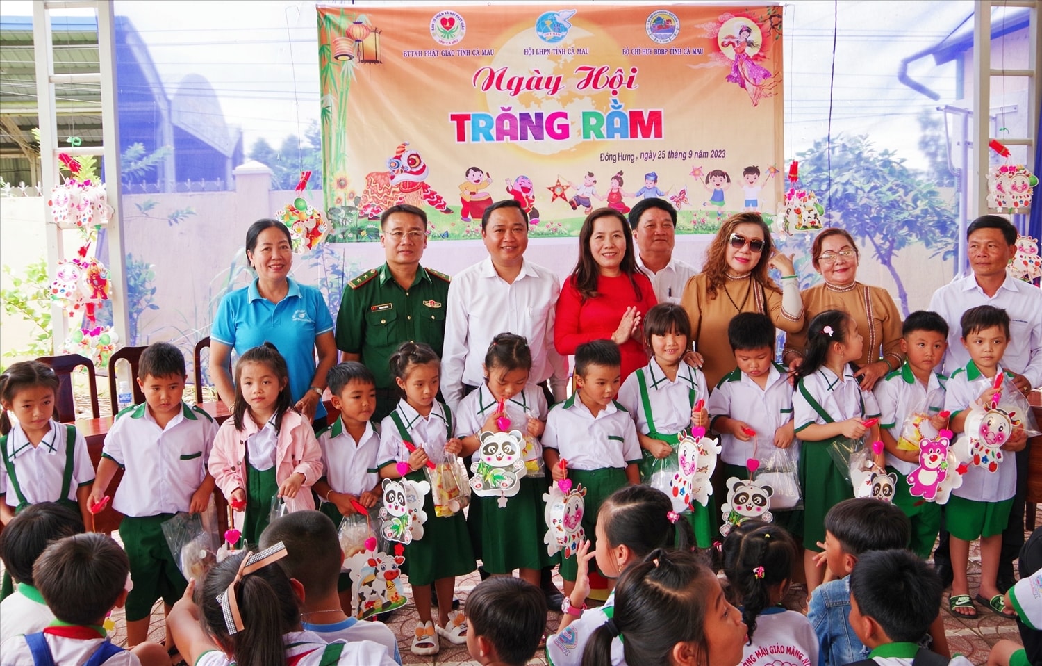 BĐBP tỉnh và Hội LHPN tỉnh Cà Mau  tặng những phần quà Tết Trung thu cho các em học sinh trường Tiểu học 2 Đông Hưng