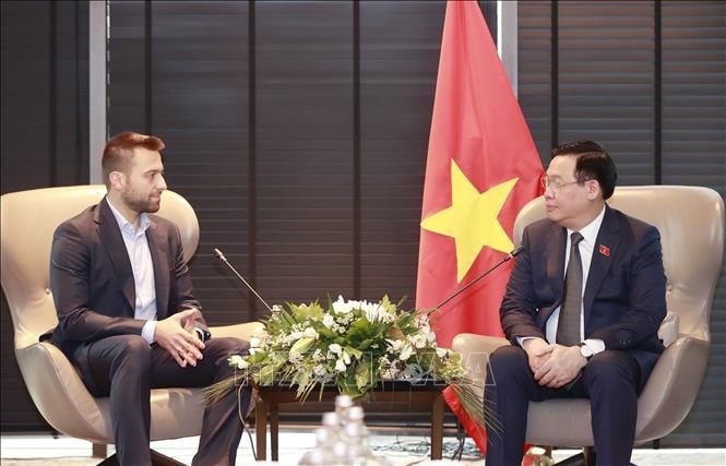 Chủ tịch Quốc hội Vương Đình Huệ tiếp ông Dimitar Naydenov, Giám đốc M&A Tập đoàn dược phẩm SOPHARMA. Ảnh: Doãn Tấn/TTXVN