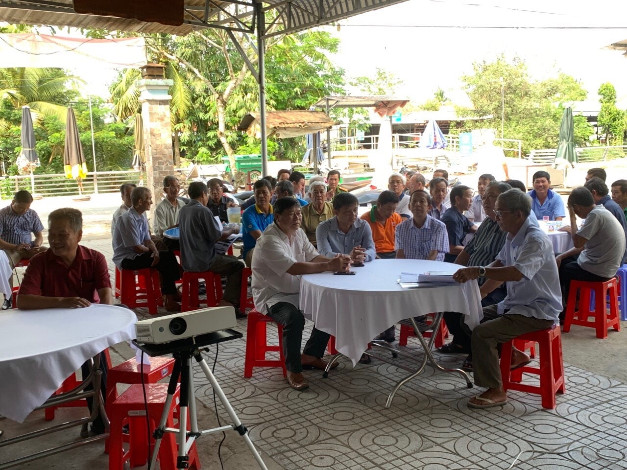 Bà con nông dân sinh hoạt chia sẻ kinh nghiệm sản xuất