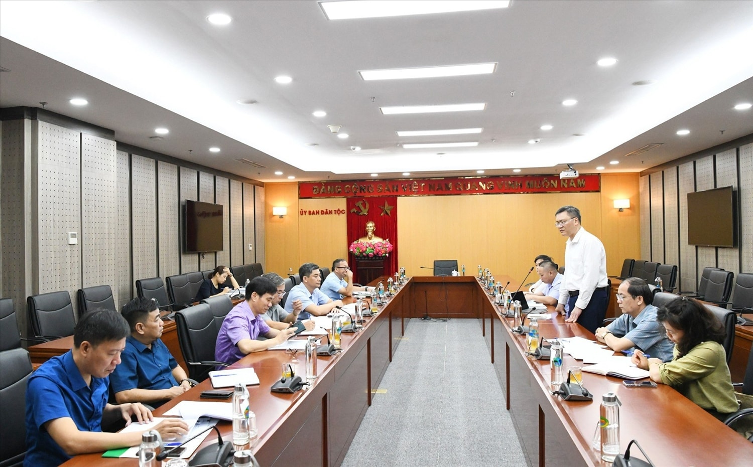 Quang cảnh buổi làm việc