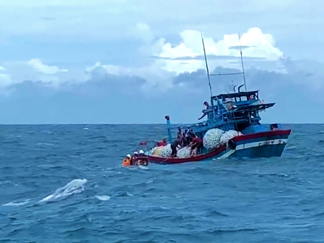 Tàu cá BV 75137 TS hoạt động gần khu vực xảy ra tai nạn đã tiến hành cứu vớt được 10 thuyền viên trên tàu BL 93279 TS đang trôi dạt trên biển