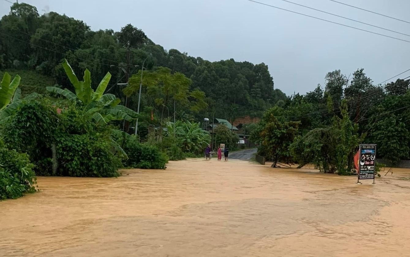 Một số địa phương bị chia cắt do nước dâng cao Một số địa phương bị chia cắt do nước dâng cao