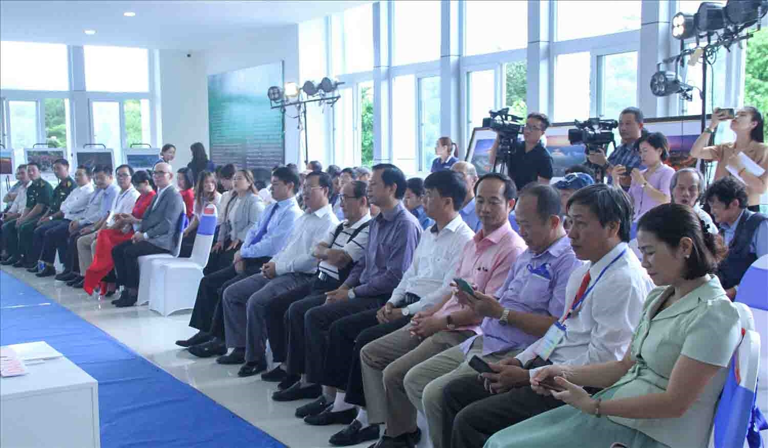 Các địa biểu, Ban giám khảo và tác giả tham dự buổi lễ