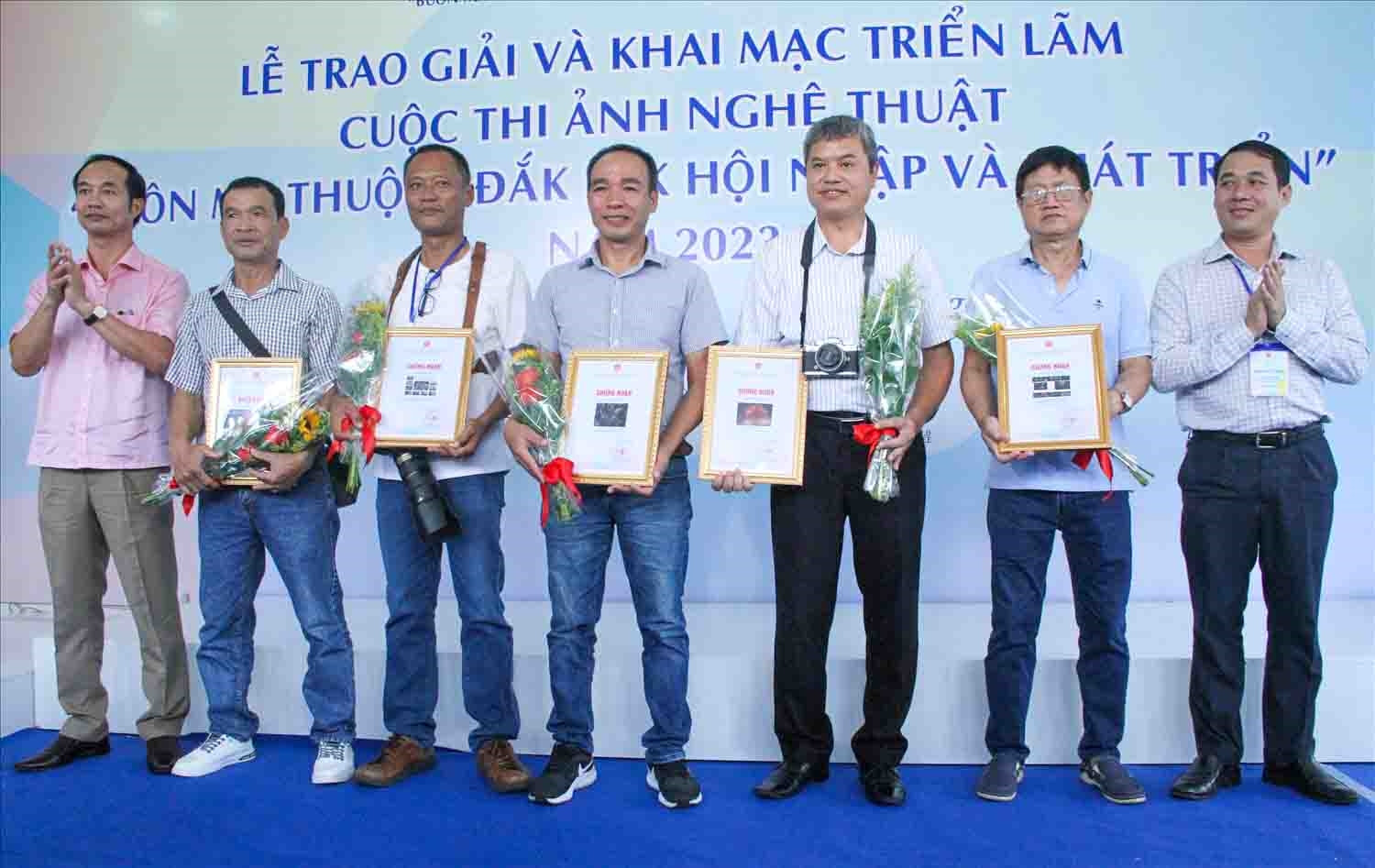 Ban Tổ chức trao chứng nhận cho tác giả của những tác phẩm được trưng bày tại triển lãm