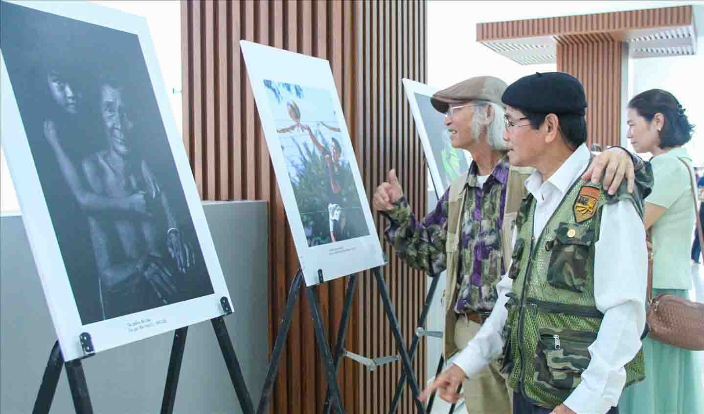 Đại biểu thưởng lãm tác phẩm trưng bày