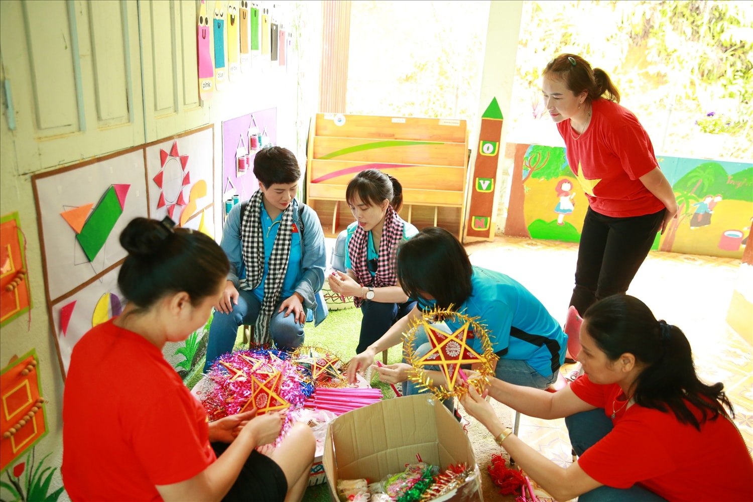 Cụ thể, các thành viên trong đoàn đã cùng trang trí không gian, chuẩn bị những phần quà như bánh kẹo, đèn ông sao, bánh trung thu tổ chức cho các em nhỏ DTTS của trường.