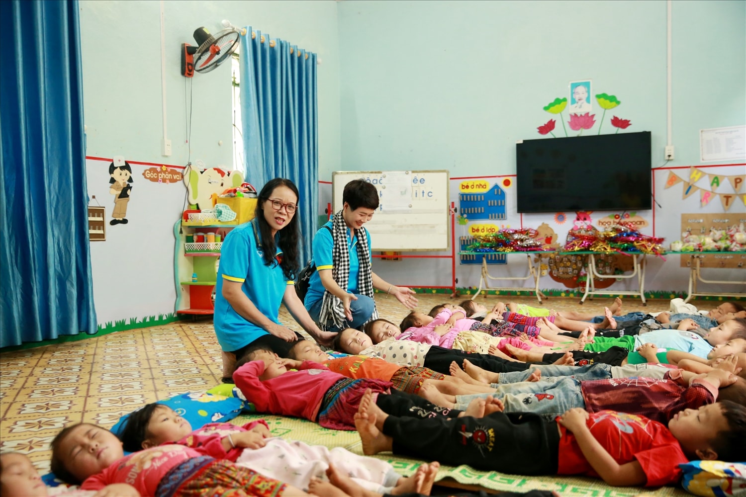 Tiếp đó, Nguyên Thứ trưởng, Phó Chủ nhiệm UBDT Hoàng Thị Hạnh đã trực tiếp vào thăm nơi nghỉ trưa của các bạn nhỏ trường mầm non xã Mồ Dề