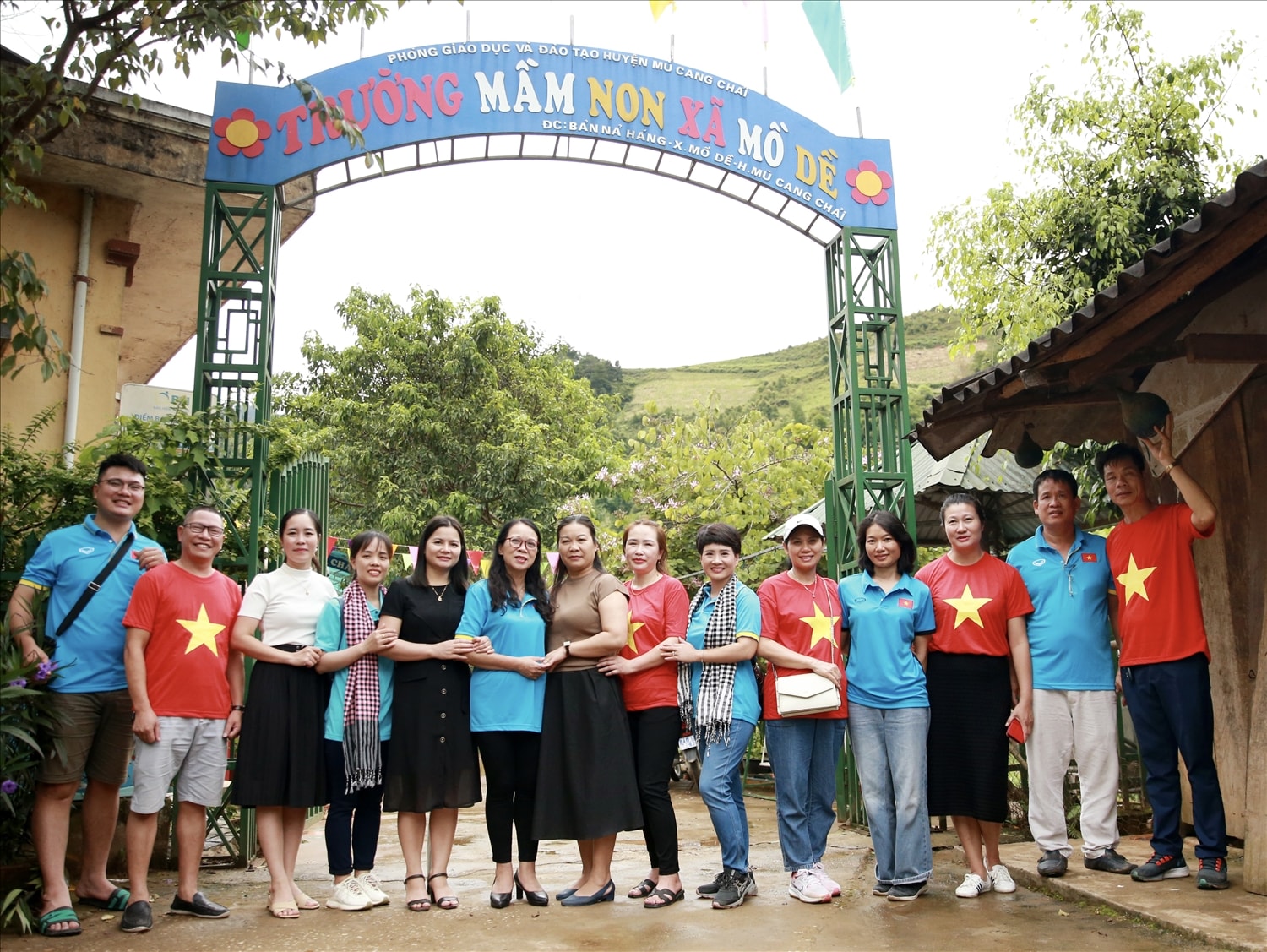 Đoàn thiện nguyện cùng các thầy cô giáo trường mầm non xã Mồ Dề chụp ảnh lưu niệm