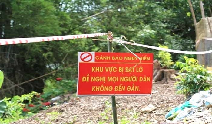 Sạt lở ảnh hưởng trực tiếp đến cây cối hoa màu của một số hộ dân sinh sống hai bên bờ sông Sạt lở ảnh hưởng trực tiếp đến cây cối hoa màu của một số hộ dân sinh sống hai bên bờ sông