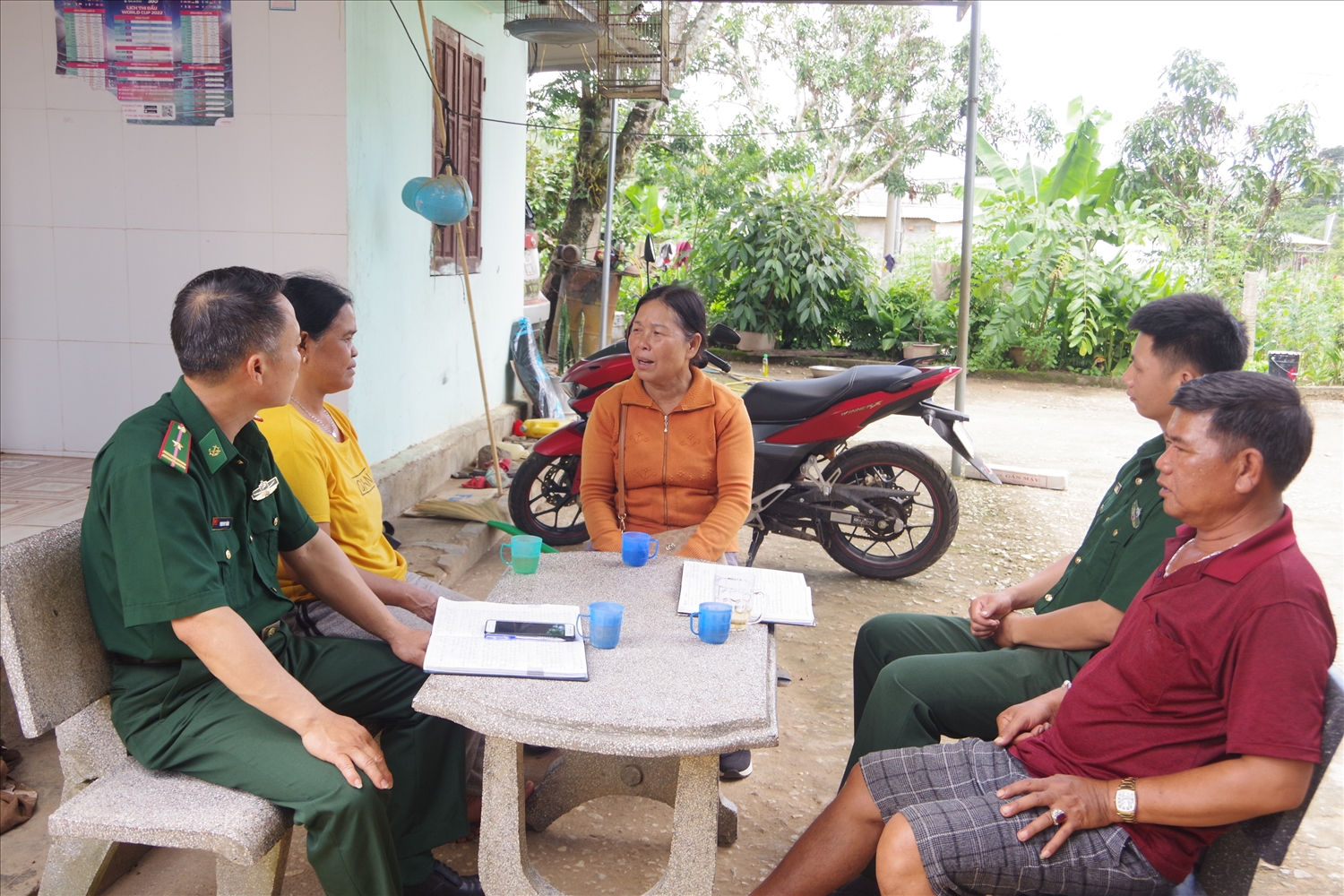 Bà Y Tin (giữa) phối hợp cùng Bộ đội Biên phòng và chính quyền đi tuyên truyền, vận động Nhân dân.