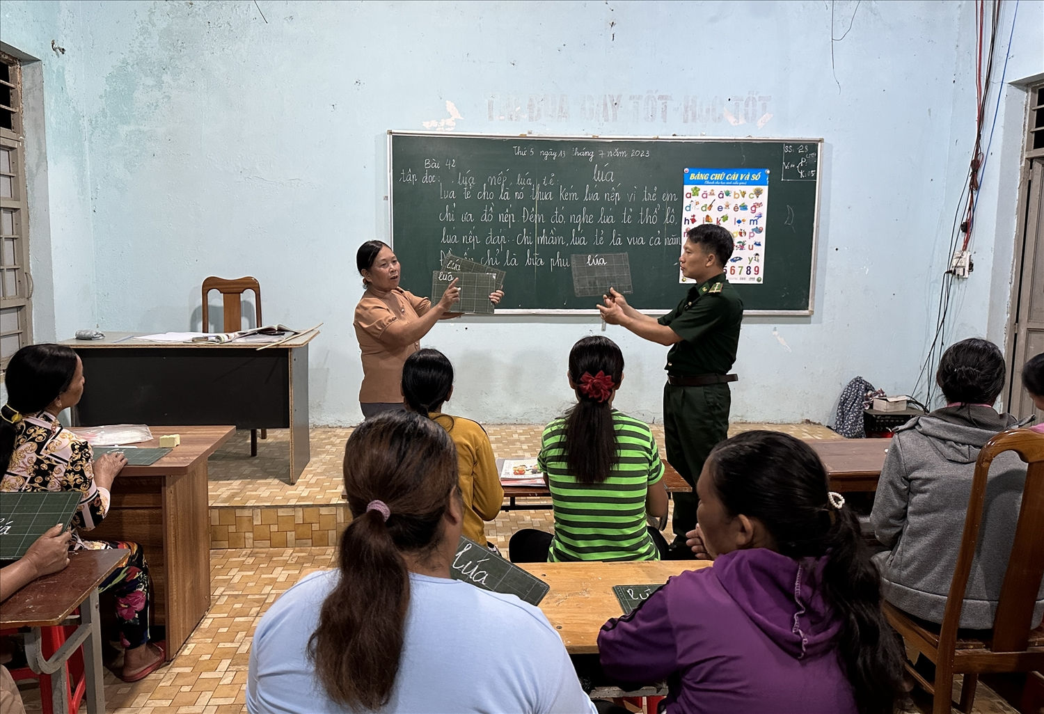 Bà Y Tin tham gia dạy học xóa mù chữ trên địa bàn.