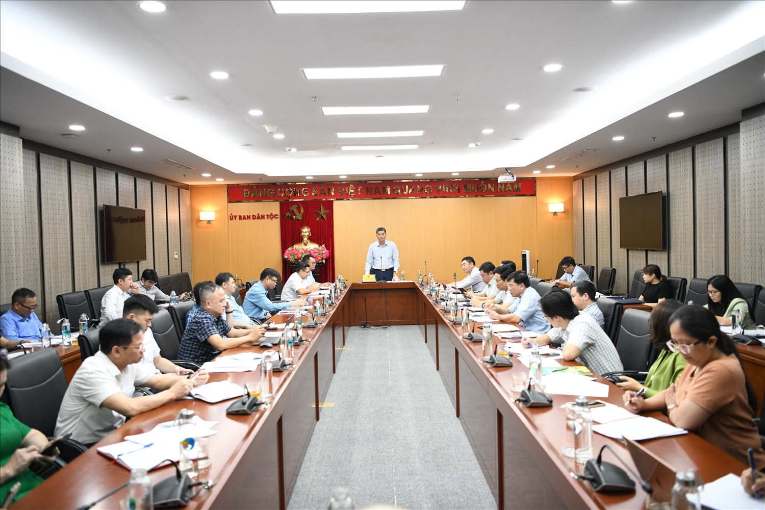 Quang cảnh cuộc họp Quang cảnh cuộc họp