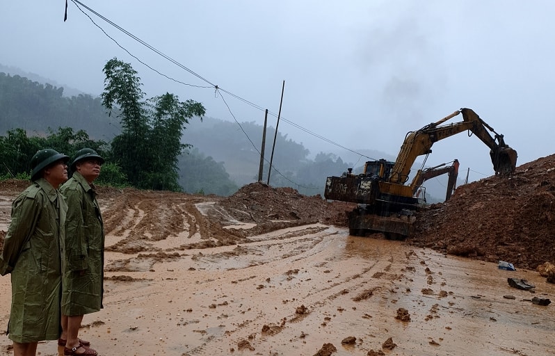 Mưa lớn khiến một số nơi bị sạt lở Mưa lớn khiến một số nơi bị sạt lở