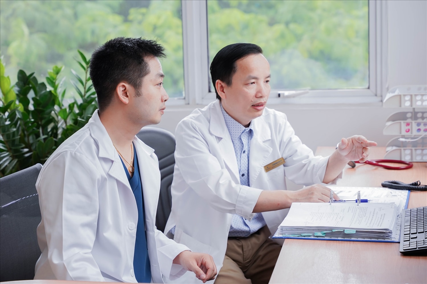 TS.BS Đặng Quang Huy và ThS.BS Lê Văn Bình trao đổi về tình hình bệnh nhân sau cuộc đại phẫu