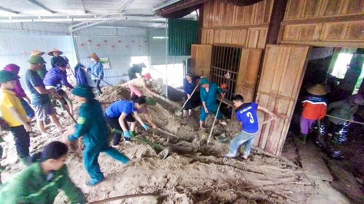 Người dân huyện Quỳ Châu dọn dẹp nhà sau lũ