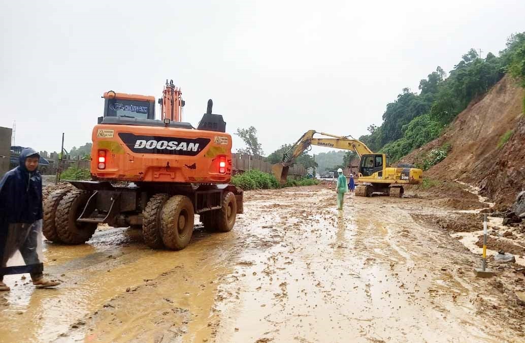 Lực lượng chức năng dọn đất đá bị sạt lở tại khu vực dốc Cun, Tp. Hòa Bình Lực lượng chức năng dọn đất đá bị sạt lở tại khu vực dốc Cun, Tp. Hòa Bình