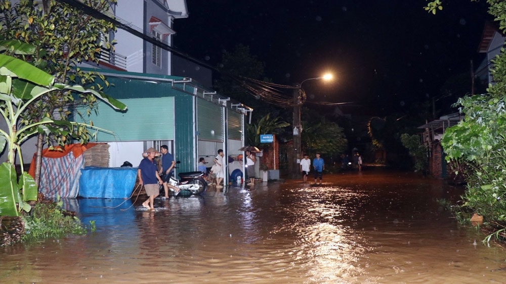 Nhiều tuyến đường bị ngập ngay trong đêm Nhiều tuyến đường bị ngập ngay trong đêm